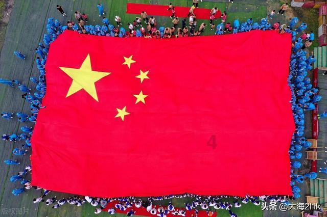 今年流行的“冬靴”，比马丁靴更时髦、更保暖，显腿瘦还显高